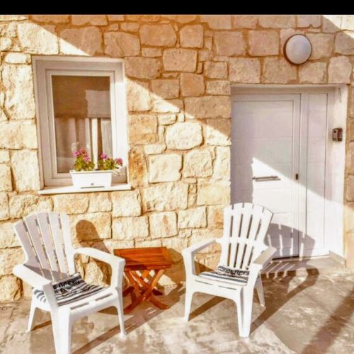 הסטודיו - פינת ישיבה בחוץ